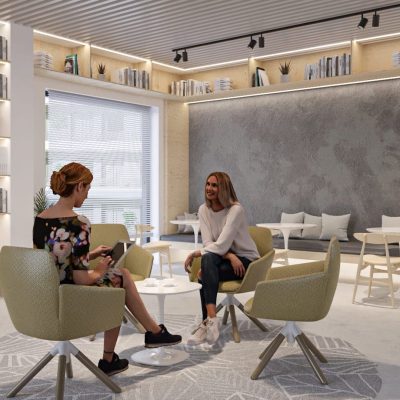 Kitap raflı bir odada sandalyelerde oturan iki kadın.