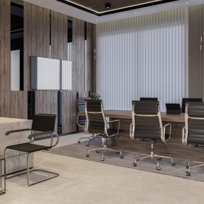 Konferans masası ve sandalyeleri olan modern bir ofis.