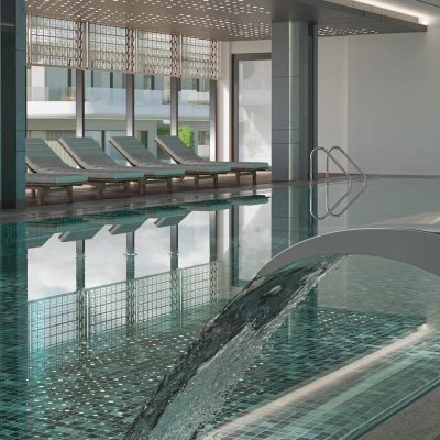 Modern bir binada kapalı yüzme havuzu.