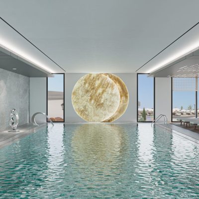 Bir binanın ortasında bir yüzme havuzu.