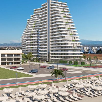 Bir sanatçının sahildeki bir apartman binasını tasvir etmesi.