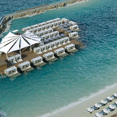 Sahildeki bir tatil yerinin havadan görünümü.